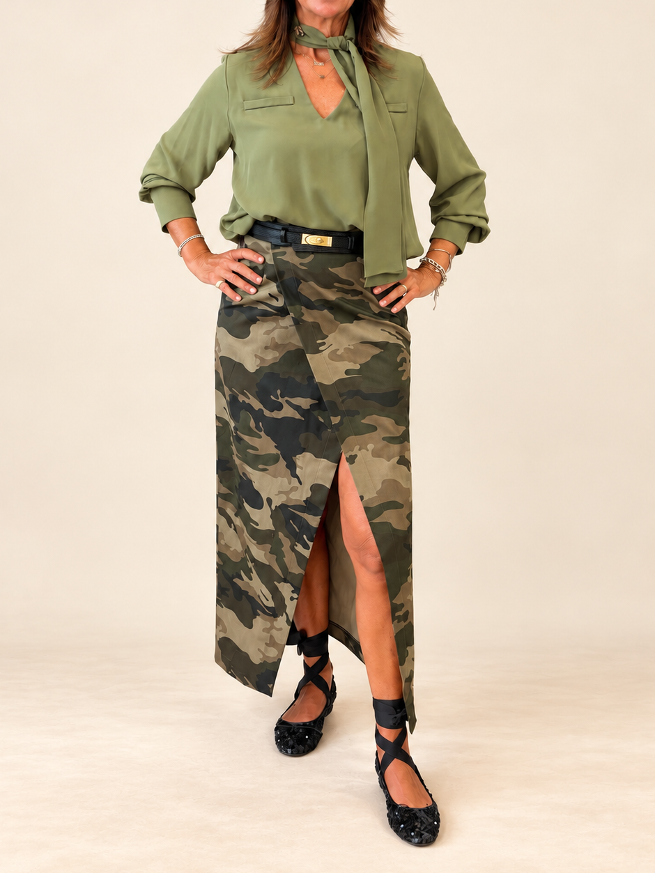 no-nà - Blusa con foulard e spilla militare