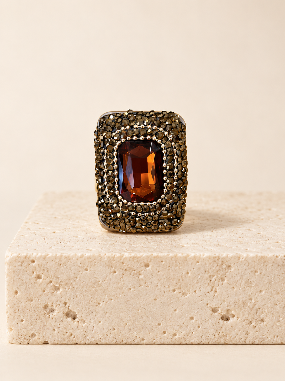 Anello con pietre e metallo