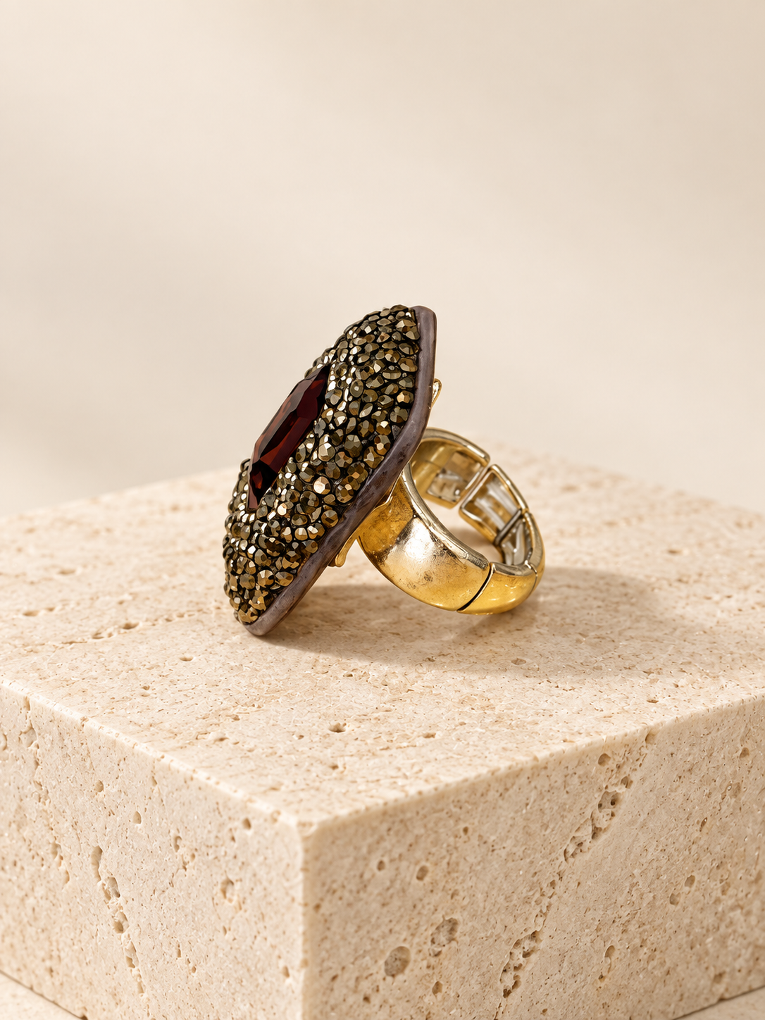 Anello con pietre e metallo