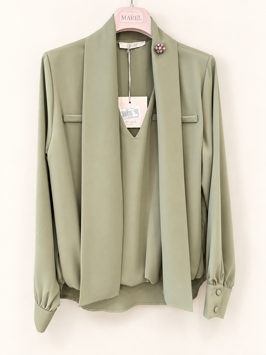 no-nà - Blusa con foulard e spilla militare