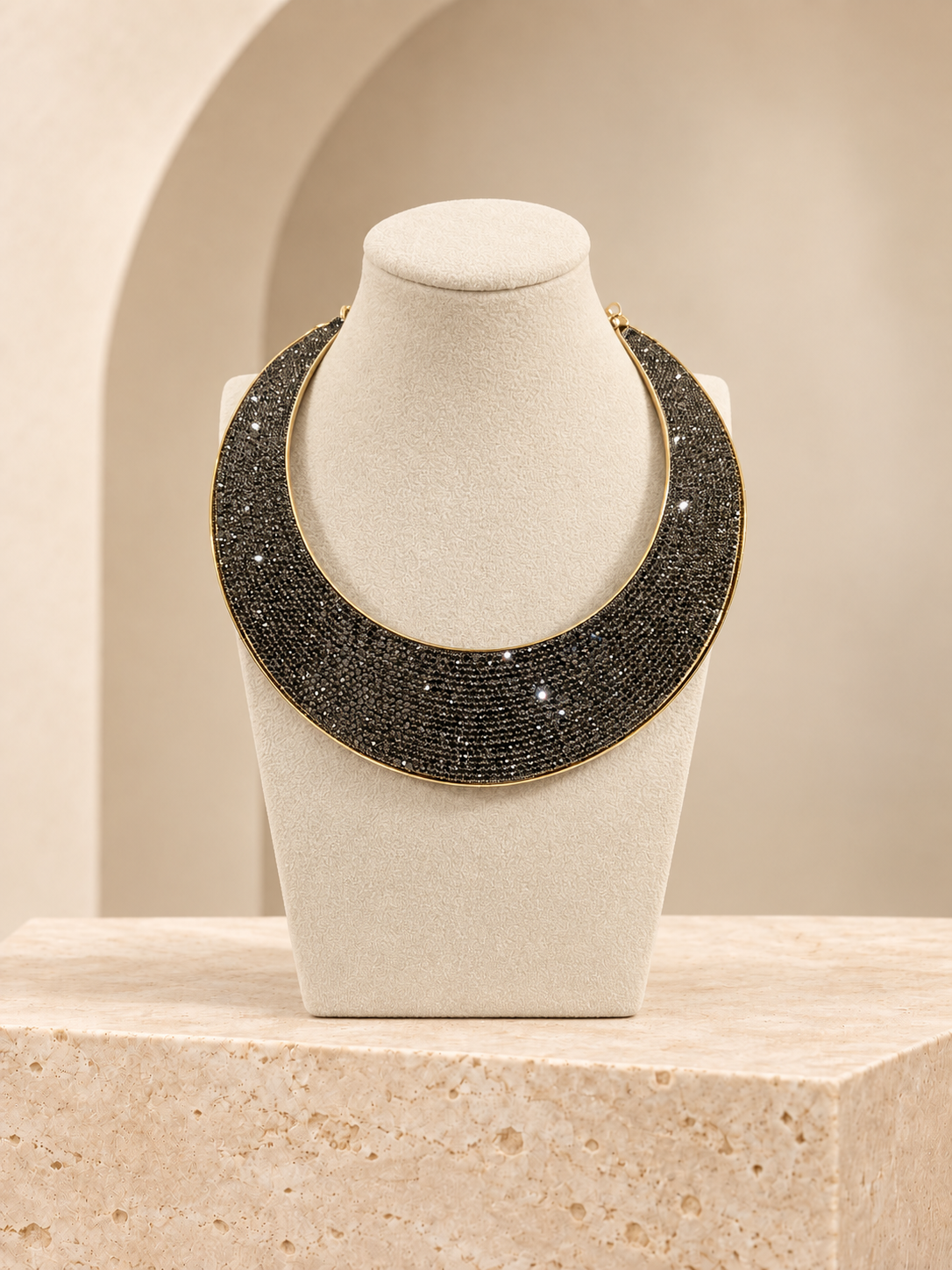 Collana rigida nera